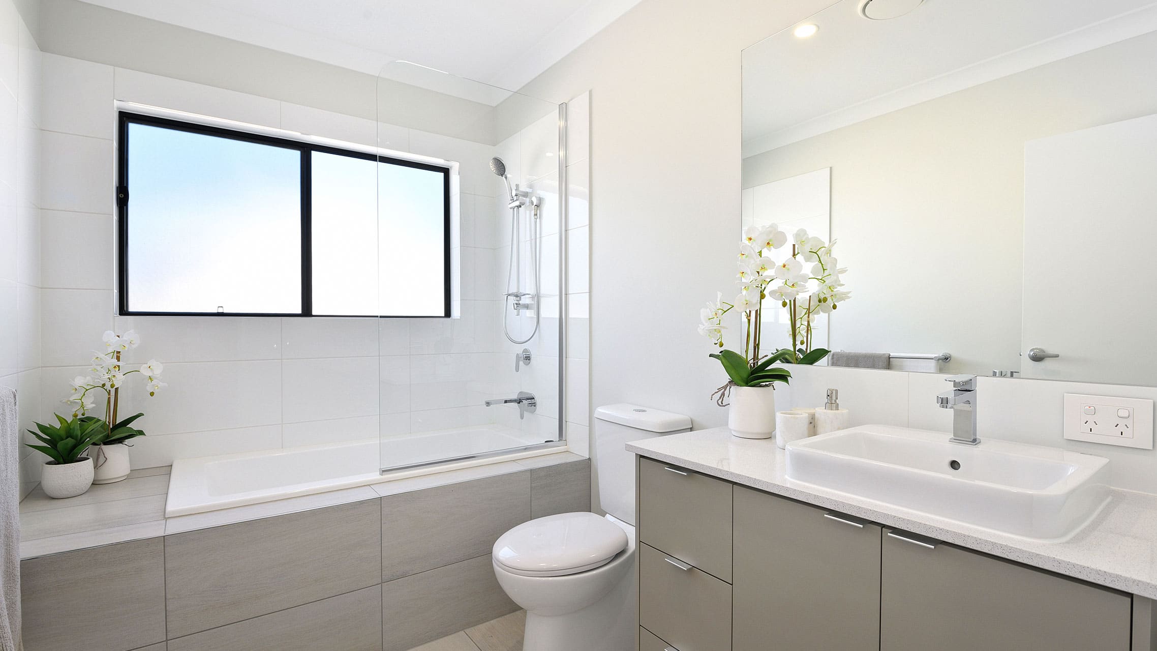 Fixed Shower Screen on a bathtub