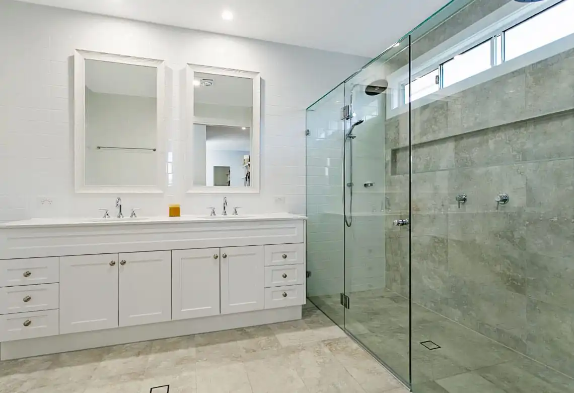 Large frameless shower screen