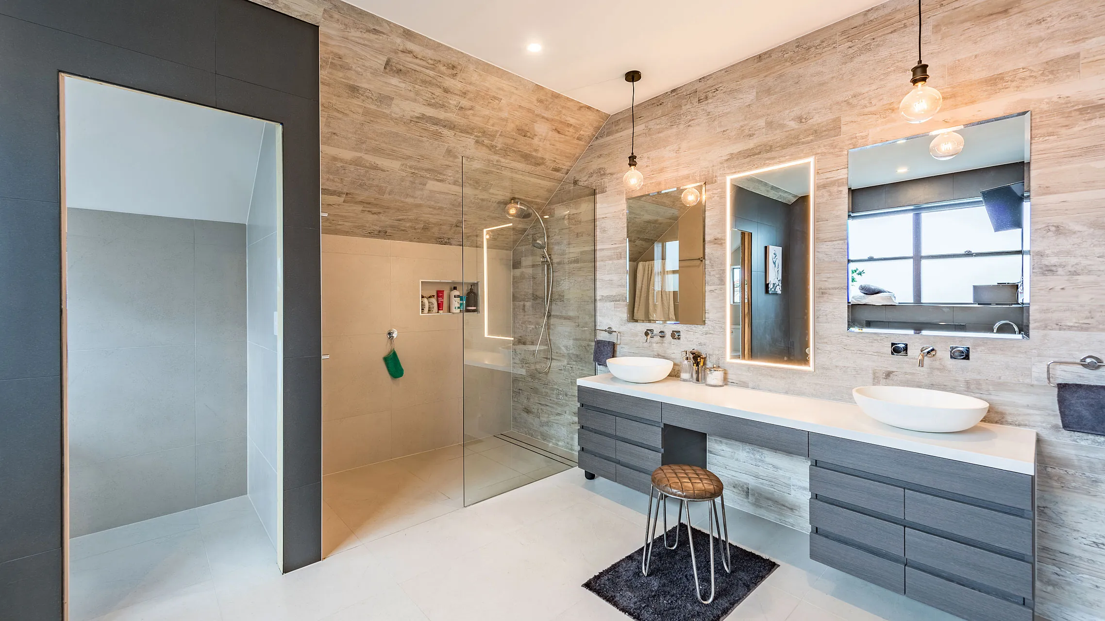 Large, stylish bathroom